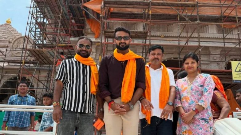 Akash Deep Visits Ram Mandir With Family: परिवार संग अयोध्या पहुंचे टीम इंडिया के तेज़ गेंदबाज़ आकाश दीप, किए राम मंदिर के दर्शन, देखें तस्वीर