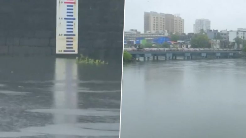 Mithi River Water Level Update: मुंबई में भारी बारिश के चलते मीठी नदी का जलस्तर बढ़ा, आसपास रहने वाले लोगों की चिंता बढ़ी; VIDEO