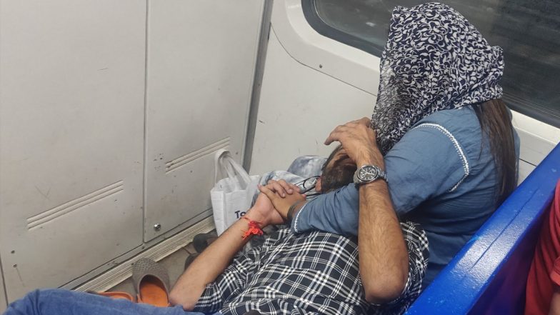 Mumbai Local Train: मुंबई की विरार AC लोकल ट्रेन में कपल इश्क लड़ाते कैमरे में कैद, यात्री ने X पर शेयर की तस्वीर; वायरल हुआ पीक