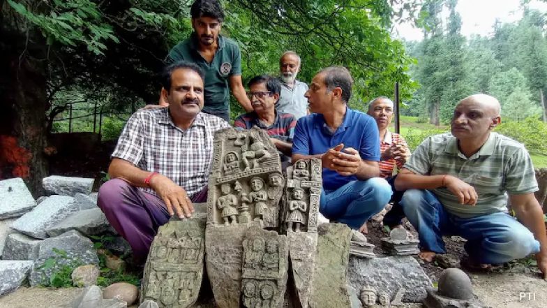जम्मू-कश्मीर: झरने की खुदाई में मिलीं प्राचीन हिंदू मूर्तियां और शिवलिंग, जांच में जुटा विभाग