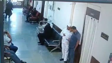 VIDEO: तेलंगाना हाई कोर्ट में वकील ने अचानक तोड़ा दम, CCTV में कैद हुई हार्ट अटैक से मौत
