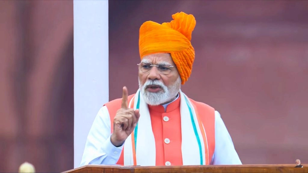 INS विक्रांत पर जवानों के साथ पीएम मोदी ने मनाई दीपावली