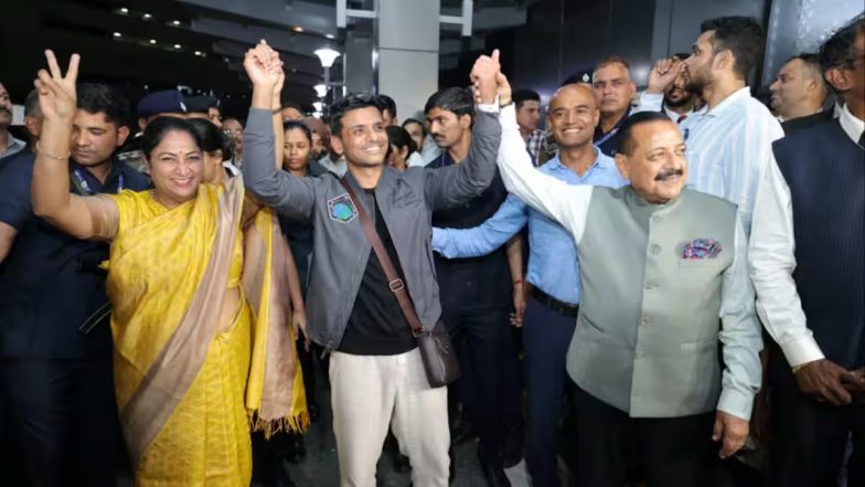 VIDEO: अंतरिक्ष के हीरो शुभांशु शुक्ला की हुई वतन वापसी, दिल्ली में हुआ जोरदार स्वागत, PM मोदी से जल्द करेंगे मुलाकात