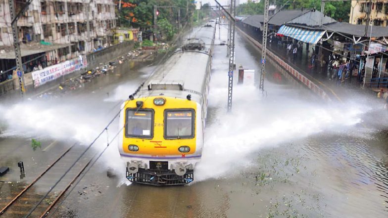 Mumbai Local Train: भारी बारिश के कारण मुंबई की लाइफलाइन की रफ्तार हुई धीमी, लोकल ट्रेनों के लेट होने से यात्री परेशान, वर्ली में सड़कों पर हुआ जलभराव; VIDEO