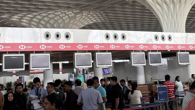 VIDEO: Mumbai Airport पर नेटवर्क फेल, बिजली पूरी तरह गुल! Air India समेत कई फ्लाइट्स लेट