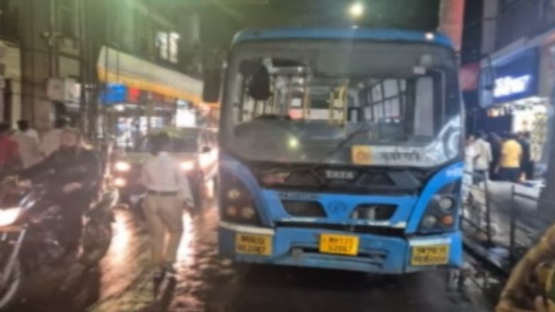 Pune News: पुणे में बड़ा हादसा टला, PMPML की चलती बस के ड्राइवर को पड़ा दिल का दौरा, ट्रैफिक पुलिस ने CPR देकर बचाई जान, लोगों ने की तारीफ: VIDEO