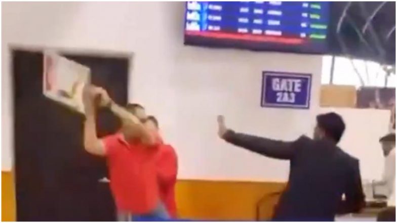 Srinagar Airport Video: श्रीनगर एयरपोर्ट पर एक्स्ट्रा लगेज के चार्ज को लेकर विवाद, सेना के जवान ने कर्मचारियों को बुरी तरह पीटा; देखें वीडियो