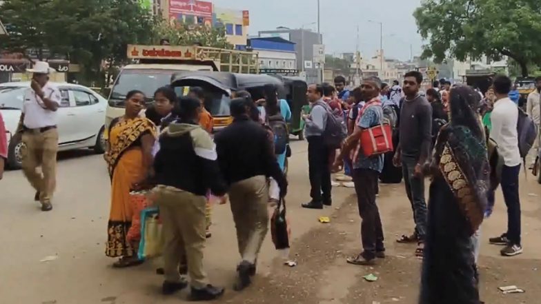 Karnataka Bus Strike: कर्नाटक में परिवहन कर्मचारियों की हड़ताल से जनजीवन प्रभावित, सुबह-सुबह यात्री दिखे परेशान; VIDEOS