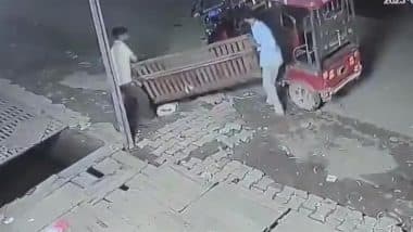Shocking! यूपी के गाजियाबाद में सीवर का ढक्कन चुराते दिखे चोर, घटना सीसीटीवी कैमरे में कैद (Watch Viral Video)