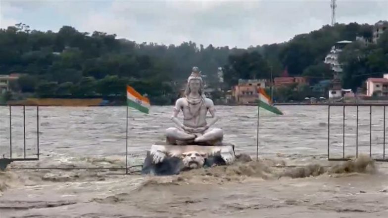 उत्तराखंड में भारी बारिश के बाद उफान पर गंगा, खाली कराए गए घाट, IMD ने जारी किया अलर्ट