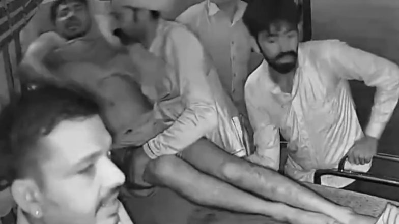 Driver Heart Attack: सवारियों से भरी बस में ड्राइवर को आया हार्ट अटैक, हॉस्पिटल ले जाने पर भी नहीं बच सकी जान, राजस्थान के पाली का वीडियो आया सामने; VIDEO