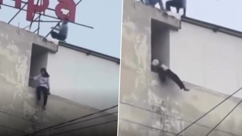 Jaipur Shocker: कोचिंग क्लासेज की बिल्डिंग की छत से छात्रा ने की कूदने की कोशिश, टीचर ने बचाई जान, VIDEO आया सामने