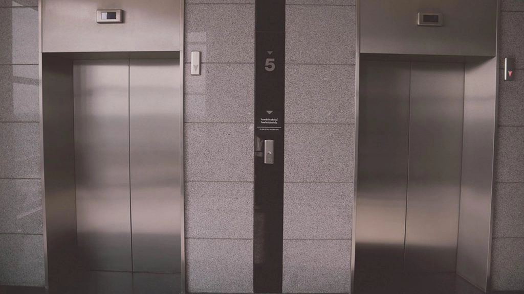 Ghaziabad Shocker: राज नगर एक्सटेंशन सोसायटी में लिफ्ट के 4 मंजिल से गिरने से एक व्यक्ति घायल