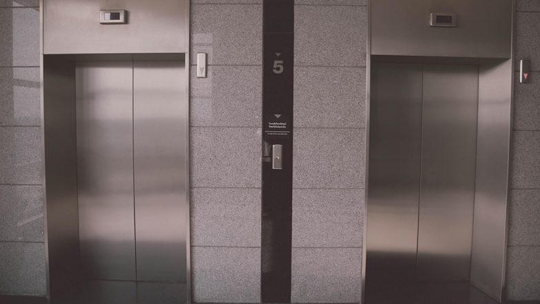 Kalyan Lift Accident: छठे फ्लोर से लिफ्ट गिरी नीचे, 4 लोग हुए घायल, 2 के पैर हुए फ्रैक्चर, कल्याण की बिल्डिंग में बड़ा हादसा