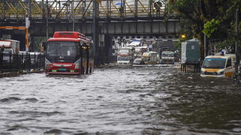 मुंबई में कल भी भारी बारिश की चेतावानी, ठाणे और घाट इलाकों के लिए रेड अलर्ट जारी