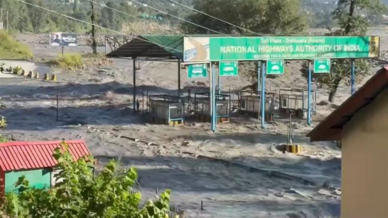Himachal Pradesh: कुल्लू-मनाली हाईवे फ्लैश फ्लड से ठप, टोल प्लाजा पर बह रही ब्यास नदी; VIDEO