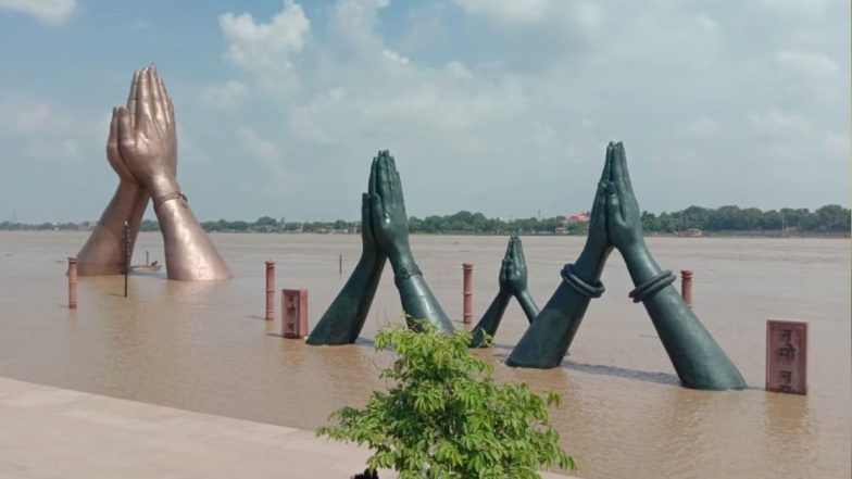 Varanasi Ganga Flood Alert: वाराणसी में तेजी से बढ़ रहा गंगा का जलस्तर, भारी बारिश के बाद पानी में डूबे घाट