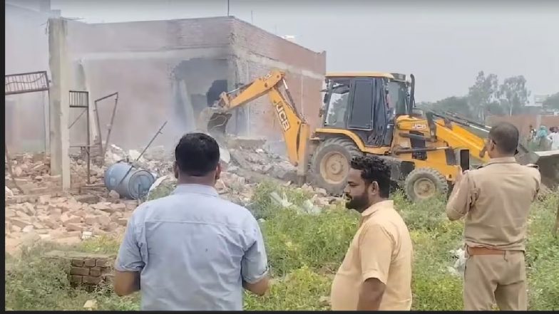 VIDEO: लखनऊ में पटाखा फैक्ट्री में भयानक धमाका, मलबे का ढेर में बदला घर, विस्फोट में 2 लोगों की मौत