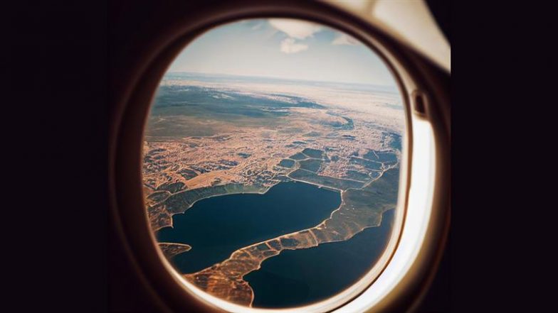Airplane Window Hole Reason: विमान की खिड़कियों में एक छोटा छेद क्यों होता है? जानें वे तीन कारण, जिन्हें जानकर आप भी रह जाएंगे हैरान!