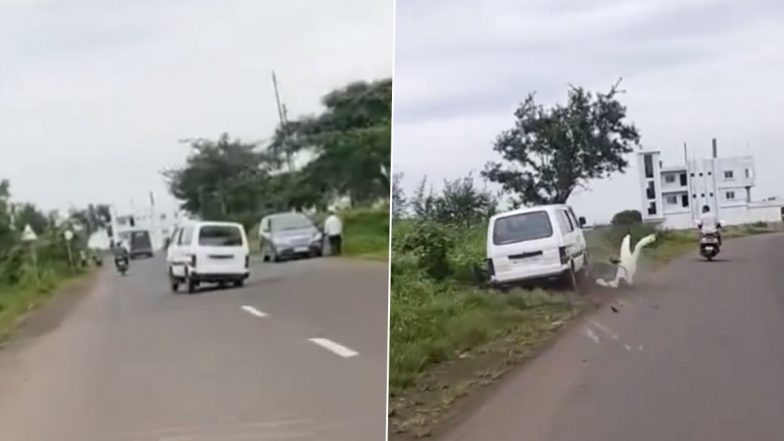 Satara Road Accident: ओमनी कार चालक ने सड़क पर लापरवाही से चलाई गाड़ी, बाइक सवार और पैदल जा रहे शख्स को कुचला, सातारा का वीडियो आया सामने; VIDEO
