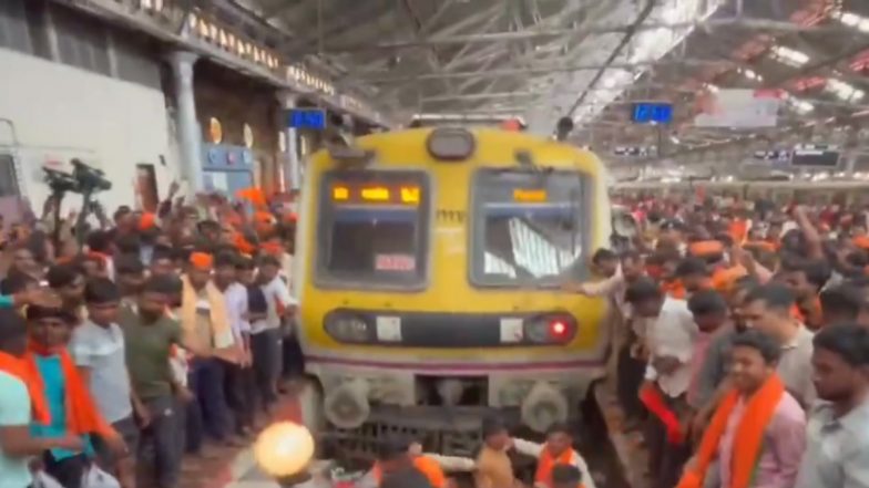 Mumbai Maratha Protest: मुंबई में मराठाओ ने किया लोकल ट्रेन की पटरियों पर बैठकर आंदोलन, CSMT का वीडियो आया सामने