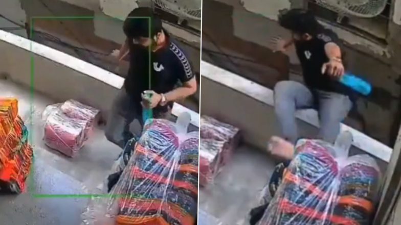 VIDEO: कपड़ा व्यापारी बैलेंस बिगड़ने से तीसरे फ्लोर की बालकनी से गिरा नीचे, बाल बाल बची जान, जोधपुर का वीडियो आया सामने