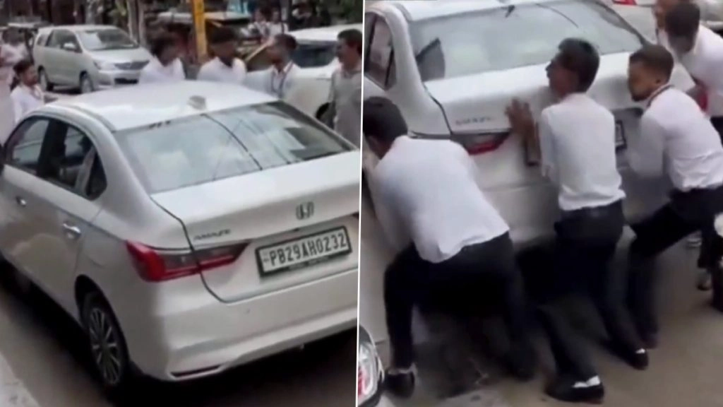 सड़क पर खड़ी कार को छात्रों ने उठाकर किनारे लगाया. मोगा का वीडियो आया सामने.