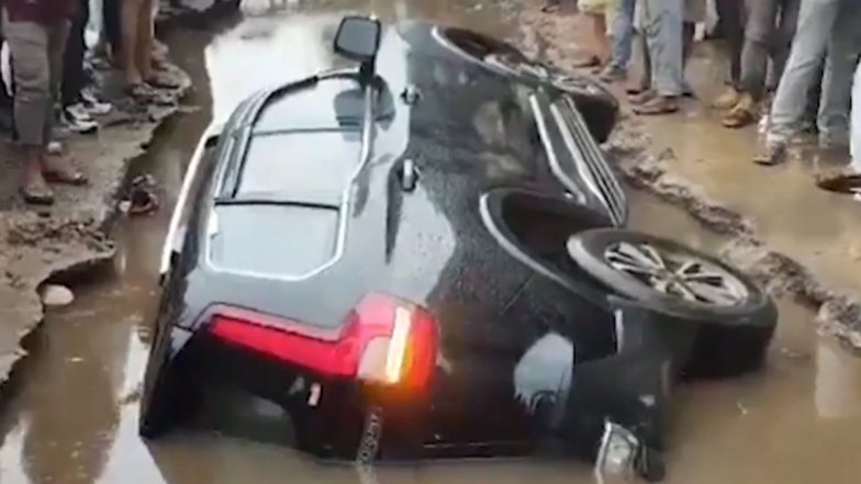VIDEO: बारिश के कारण सड़क पर बने गड्डे में Scorpio पलटी, बाल बाल बची कार सवारों की जान, सोशल मीडिया पर वीडियो हुआ वायरल