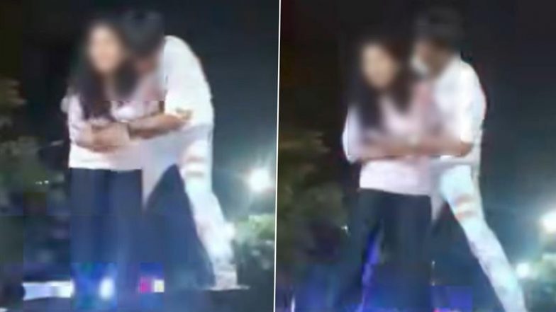 Rajasthan: कोटा में पुलिस की गाड़ी पर चढ़कर प्रेमी जोड़ों ने की अश्लील हरकत, वीडियो हुआ वायरल