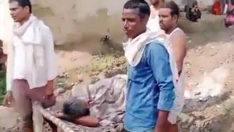 VIDEO: सड़क नहीं होने से गांव तक नहीं पहुंची एम्बुलेंस, लोगों ने मरीज को चारपाई में लिटाकर पहुंचाया, चित्रकूट जिले के गांव का वीडियो आया सामने