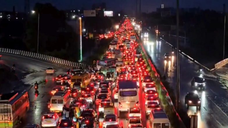 VIDEO: गुरुग्राम में महाजाम! भारी बारिश से NH-48 पर गाड़ियों की अंतहीन कतार, सड़क पर दिखा 'Light and Sound Show' का नजारा
