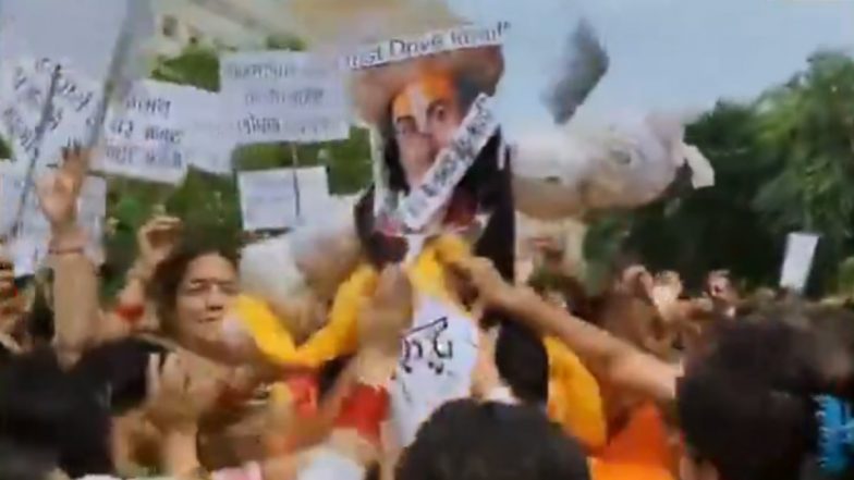 VIDEO: कथावाचक अनिरुद्धाचार्य के विवादित बयान को लेकर महिलाओं का फूटा गुस्सा, पुतले पर बरसाएं थप्पड़, वाराणसी में किया विरोध प्रदर्शन