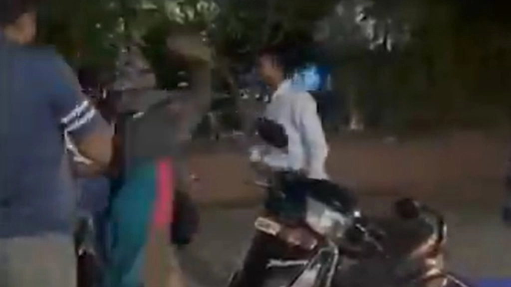 बिलासपुर में दो युवतियों का हुआ युवक के साथ विवाद. एक ने युवक की आंखों में फेंका मिर्ची पाउडर.