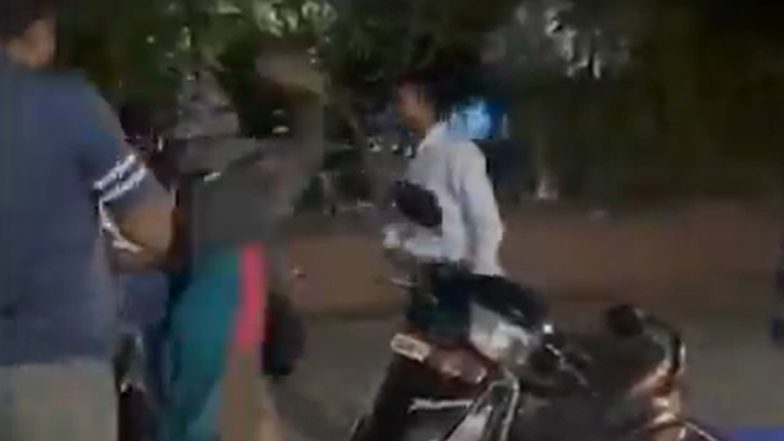 Bilaspur: युवतियों ने किया जमकर हंगामा, विवाद में युवक को थप्पड़ मारने के बाद आंखों में फेंका मिर्ची पाउडर, छत्तीसगढ़ के बिलासपुर का VIDEO आया सामने