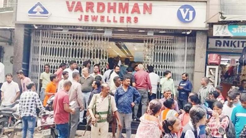 Jamshedpur: जमशेदपुर में दिनदहाड़े ज्वेलरी शॉप में लूट, दुकान मालिक को पीटकर घायल किया
