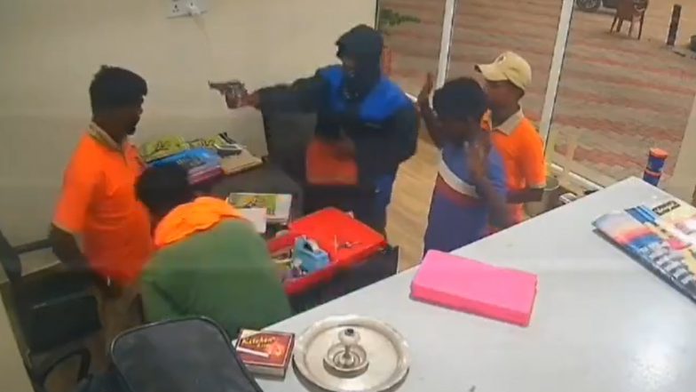 West Bengal Robbery Video: पुरुलिया में पेट्रोल पंप पर डकैती, बंदूक की नोक पर 1 लाख लूटकर फरार हुए बदमाश