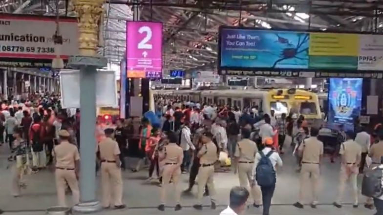 Maratha Protesters: CSMT से मराठा आंदोलनकारियों को हटाने के लिए रेलवे स्टेशन पर बड़ी तादाद में पुलिस और एसआरपीएफ मौजूद, देखें VIDEO