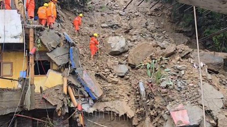 Kullu Landslide: हिमाचल प्रदेश के कुल्लू जिले में भूस्खलन में इमारत ढहने से दो लोग मलबे में दबे, रेस्क्यू ऑपरेशन जारी