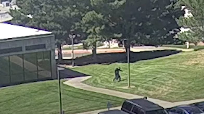 Charlie Kirk Assassination: चार्ली किर्क हत्याकांड में कॉलेज की छत से कूदकर भागता दिखा हमलावर