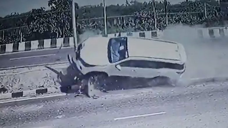 Hardoi Road Accident: हरदोई में BJP एमएलसी अशोक अग्रवाल के बेटे की कार डिवाइडर से टकराकर पलटी, गाड़ी में सवार 7 लोगों की बाल बाल बची जान; VIDEO