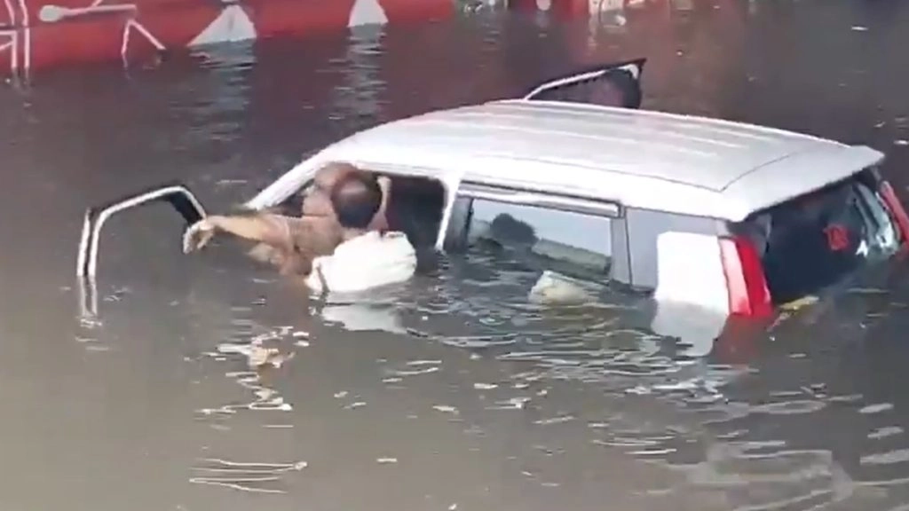 मथुरा में ब्रिज के नीचे भरें पानी में डूब गई कार.