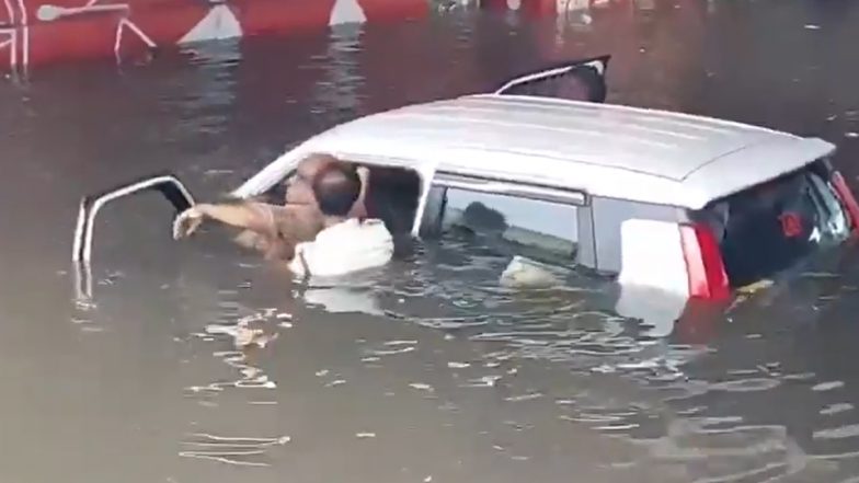 Mathura: ओवरब्रिज के नीचे जमा पानी में डूब गई कार, ट्रैफिक पुलिस ने दरवाजा खोलकर निकाला लोगों को बाहर, मथुरा का VIDEO आया सामने