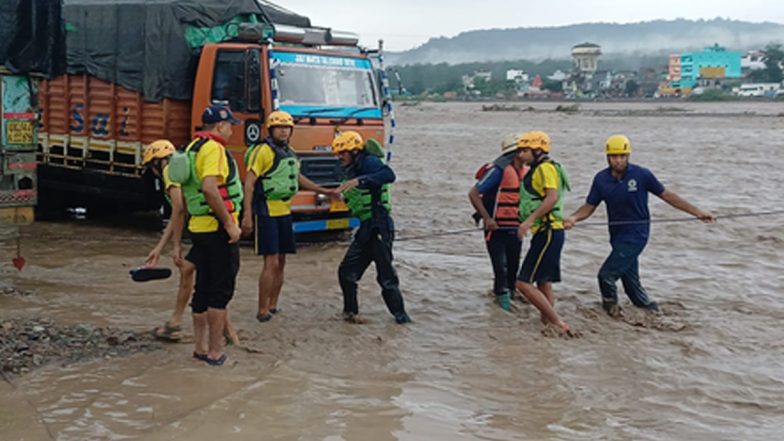Uttarakhand Heavy Rain VIDEO: उत्तराखंड में बारिश का कहर; ऋषिकेश में उफान पर चंद्रभागा नदी, हल्द्वानी में बही बोलेरो