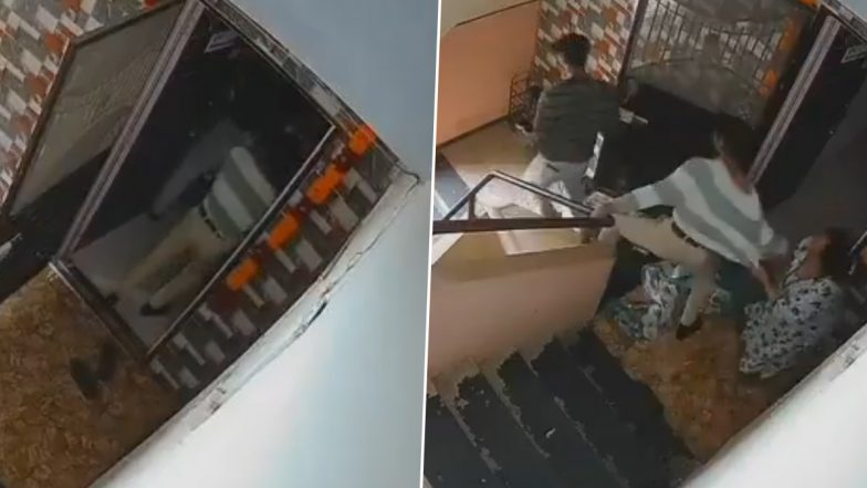 Nashik: नाशिक में बेखौफ बदमाश! बिल्डिंग में घुसकर बुजुर्ग महिला की चेन छीनकर हुए फरार, VIDEO आया सामने