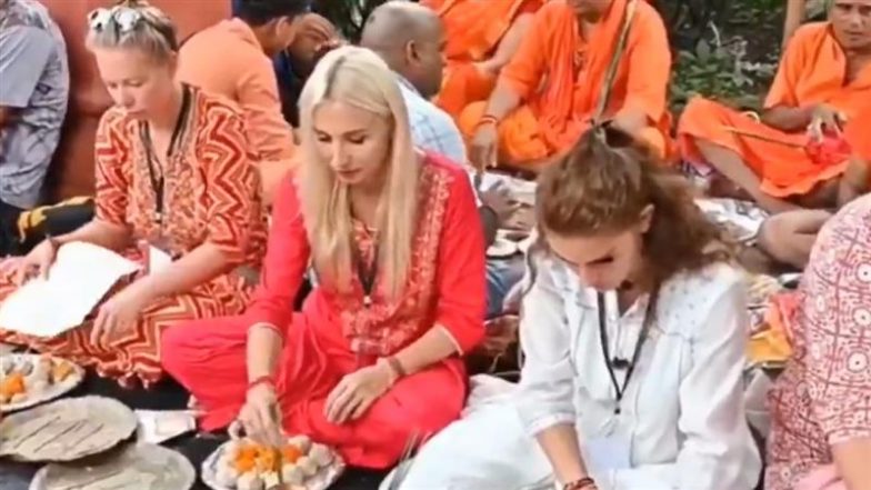 VIDEO: बिहार के गया पहुंचे रूसी तीर्थयात्री, अपने पूर्वजों का किया पिंडदान; वायरल हुआ अद्भुत नजारा