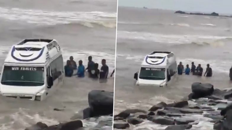 Mumbai Gorai Beach: मुंबई के गोराई बीच से ड्राइवर को मिनी बस निकालना पड़ा भारी, गाड़ी पानी में फंसी, यात्रियों की बाल बाल बची जान; VIDEO