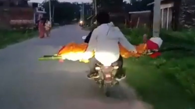 VIDEO: इंसानियत शर्मसार! महिला की हुई मौत, वाहन नहीं मिलने पर परिजन बाइक पर ले गए शव, उत्तर प्रदेश के कौशांबी का वीडियो आया सामने