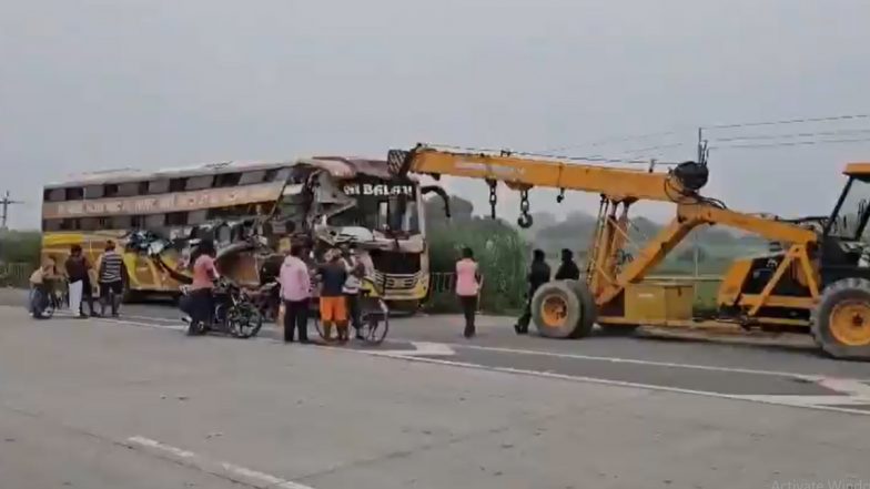 Jaunpur Road Accident: श्रद्धालुओं से भरी लक्ज़री बस ट्रेलर से टकराई, 4 की मौत, 9 यात्री घायल, जौनपुर में हुआ भीषण एक्सीडेंट; VIDEO