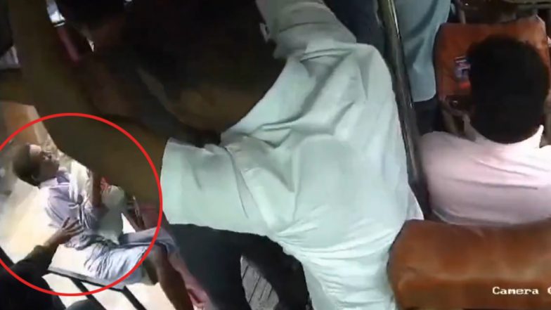 Delhi Road Accident: चलती बस के दरवाजे से नीचे गिरे यात्री को ट्रक ने कुचला, दिल्ली में भयावह एक्सीडेंट आया सामने