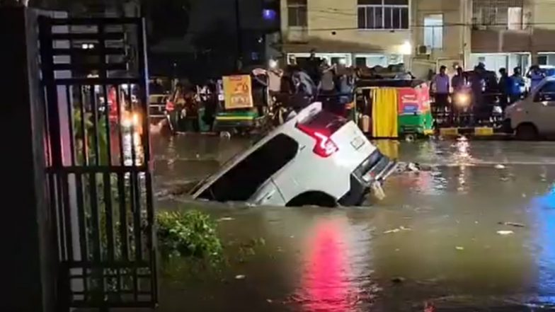 Ranchi: सड़क पर जमा बारिश के पानी के कारण स्कॉर्पियो आधी गड्डे में समा गई, बाल बाल बची कार सवारों की जान, रांची का VIDEO आया सामने